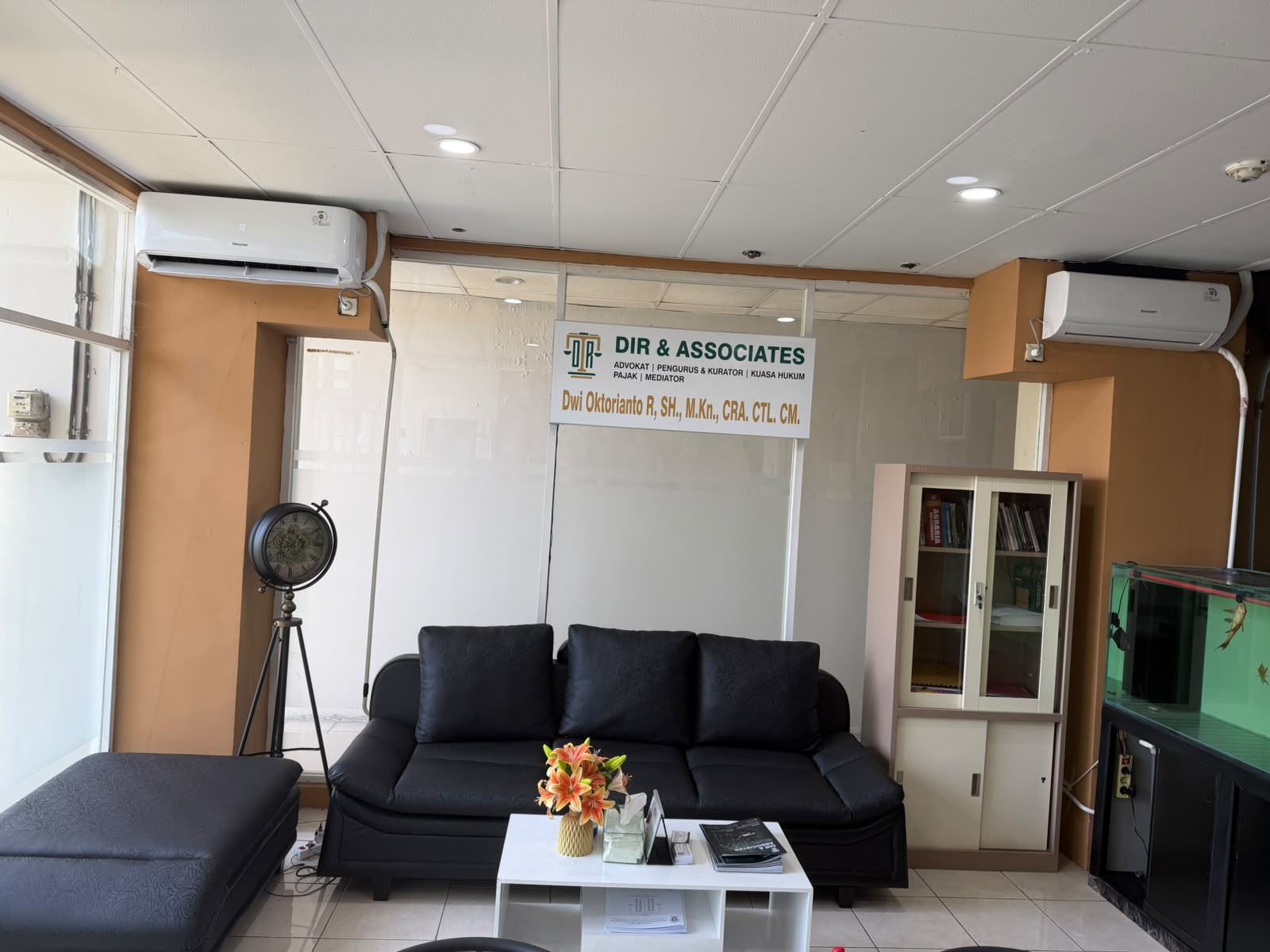 Ruang Meeting DIR & Associates
